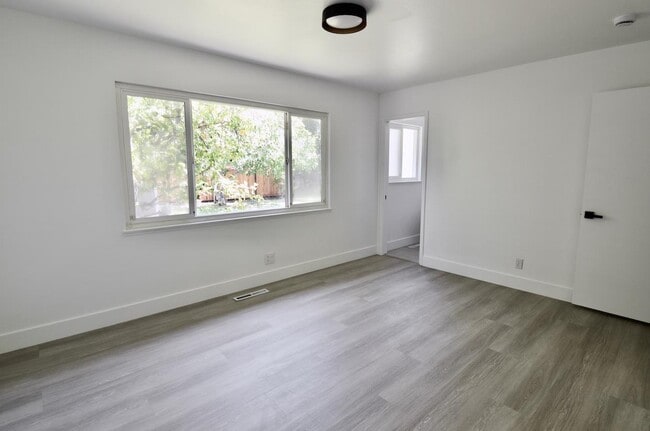 Building Photo - 467 Luther Dr
