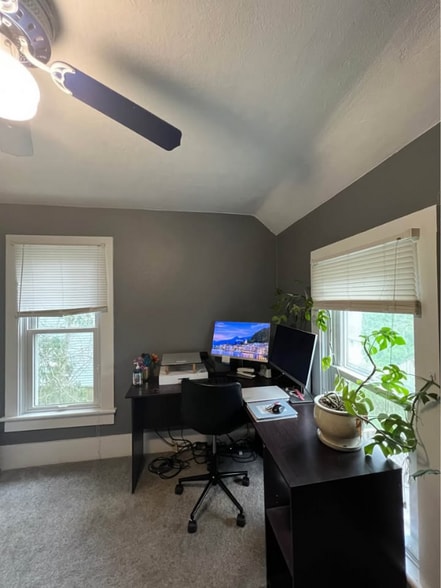 Building Photo - 605 Barrie St