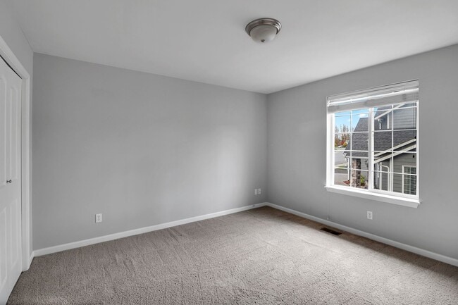 Building Photo - 3 Bed 2.5 Bath - Fireside - RV/Boat Parking - Fort Nugent Park