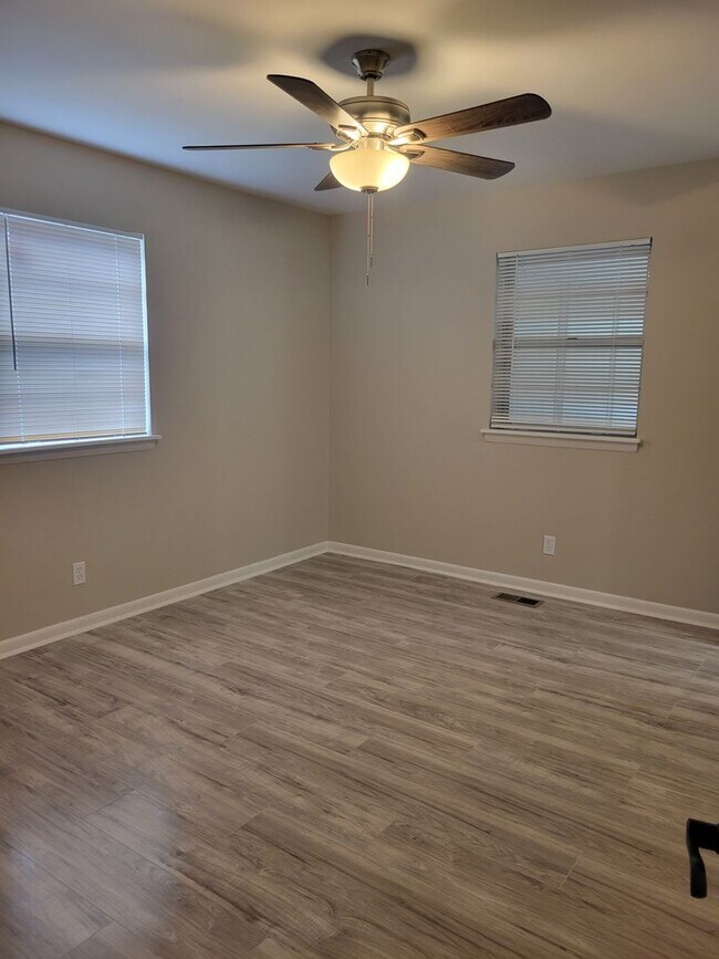 Building Photo - 6615 Blue Bird Dr