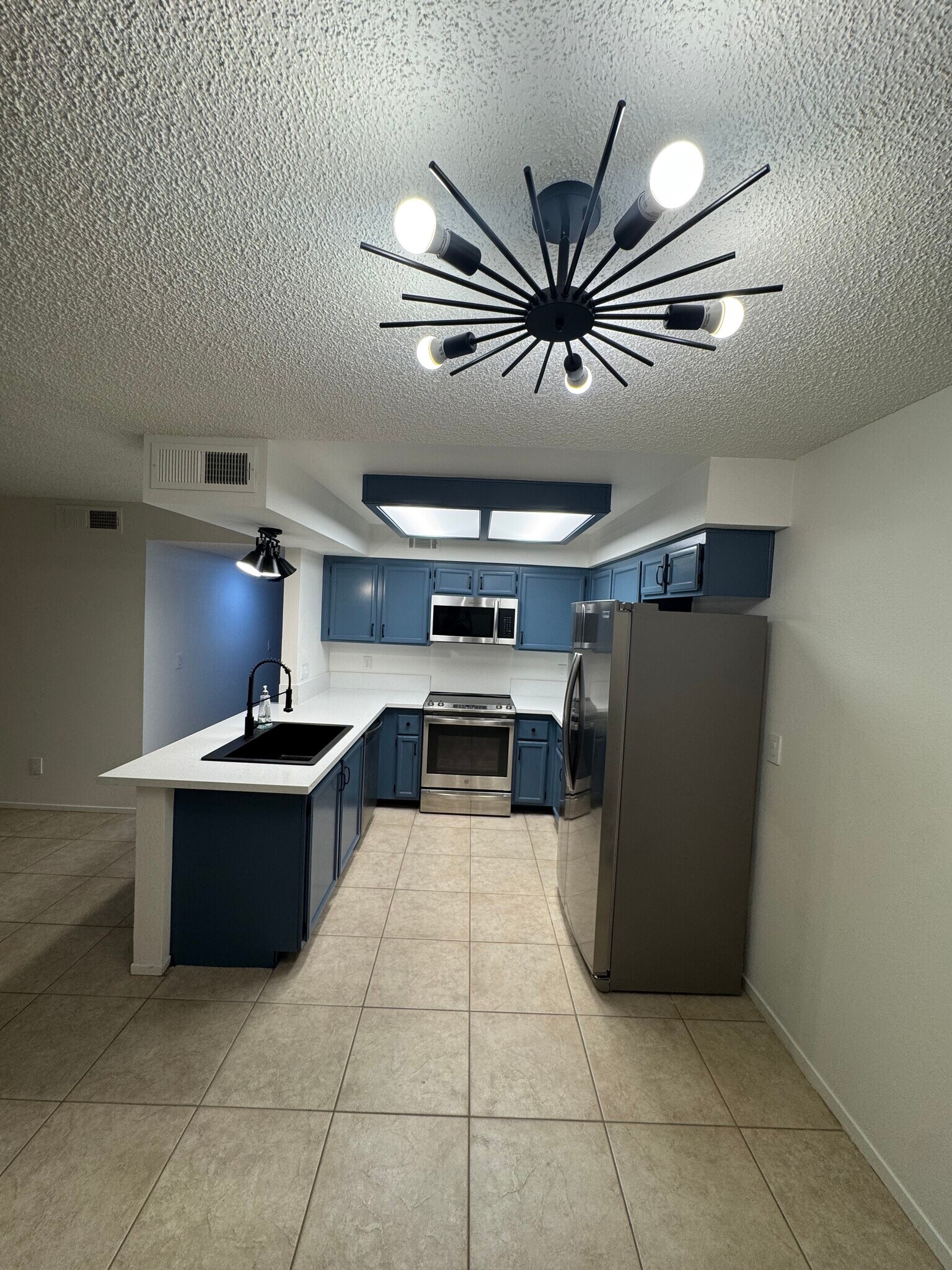 Building Photo - 1575 W Warm Springs Rd