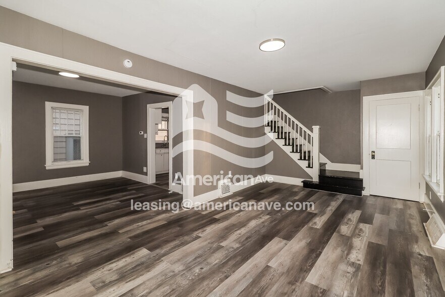 Building Photo - 1002 E Victoria St