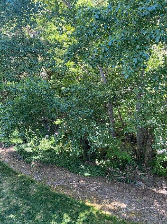 Building Photo - 3 Bedroom | 2 1/2 Bath Townhouse in The Dalles, OR.