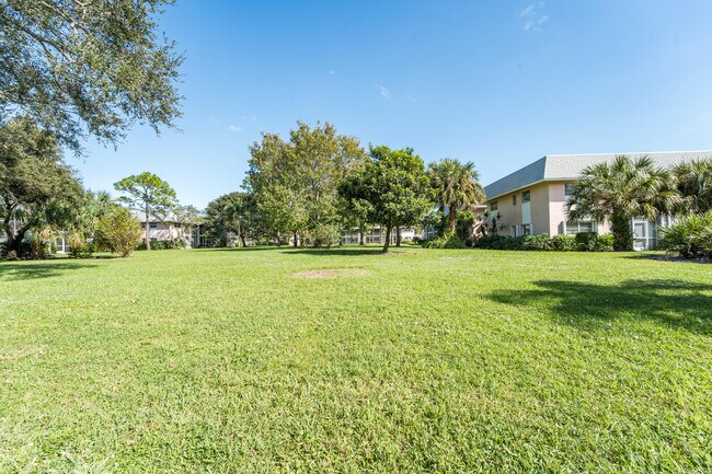 Building Photo - 18081 SE Country Club Dr