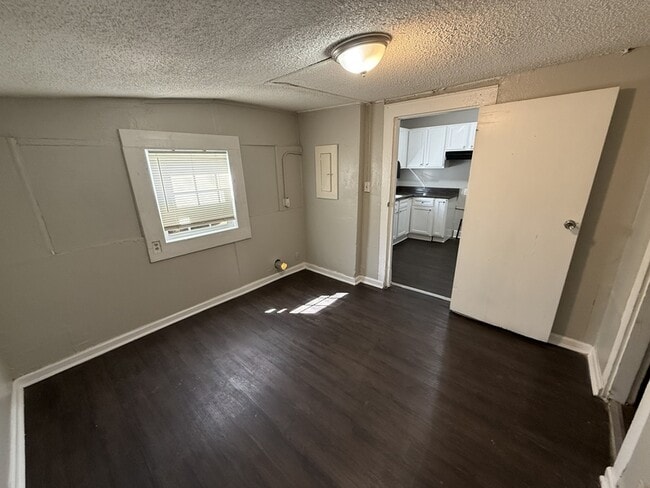 Building Photo - 728 N Holmes St