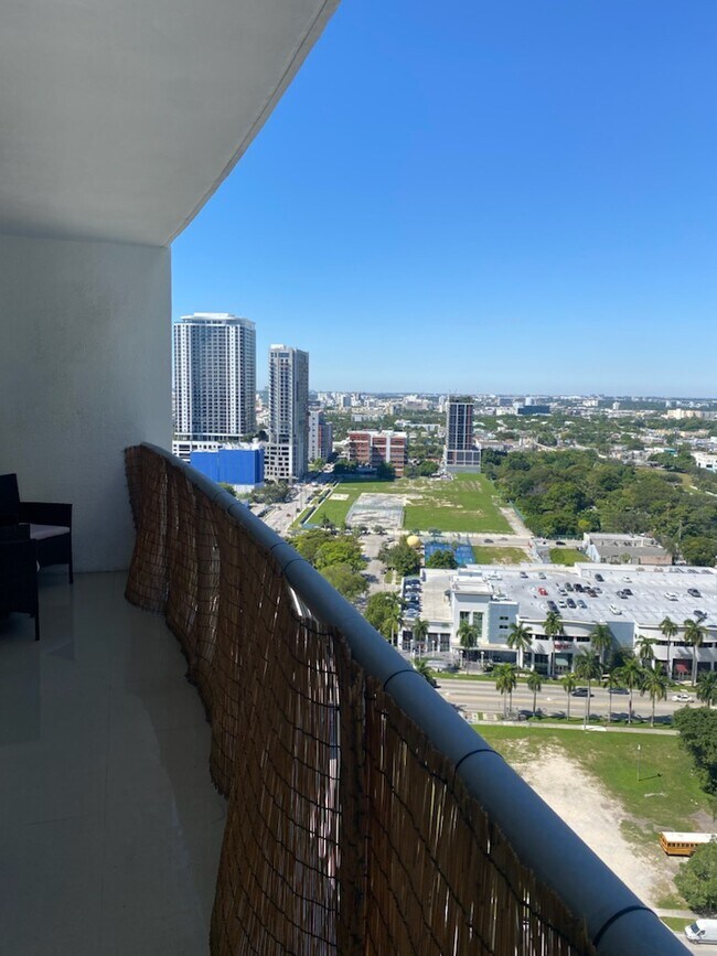 Building Photo - 1750 N Bayshore Dr
