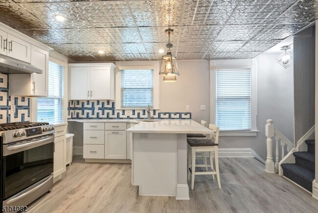 Building Photo - 204 Forest St