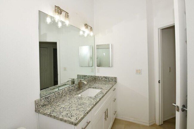 Building Photo - Spacious 2 bed Plus Den Home for Lease
