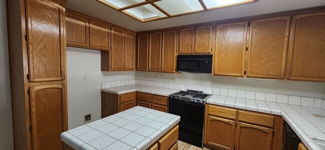 Building Photo - 3 Bedroom 3 Bathroom Home in River Oaks Co...
