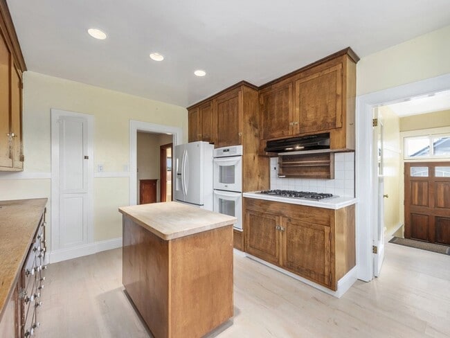 Building Photo - Beautiful Home in Quaint Neighborhood