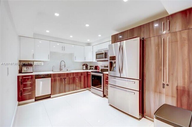 Building Photo - 16175 Golf Club Rd