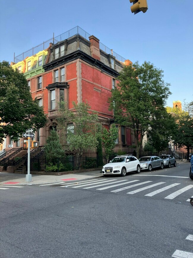Building Photo - 2099 5th Ave
