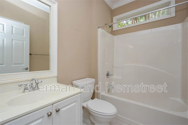 Building Photo - 2002 Amberley Dr