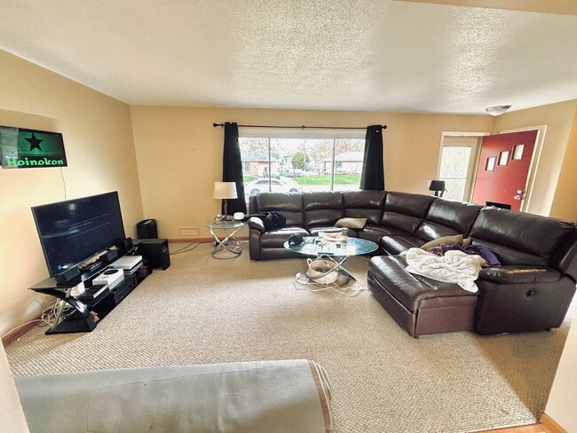 Building Photo - Great crystal home with huge fenced in bac...