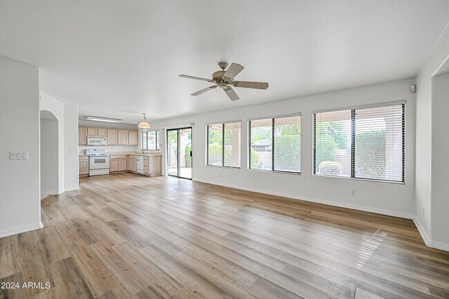 Building Photo - 2031 W Tracy Ln