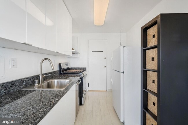 Building Photo - 10201 Grosvenor Pl