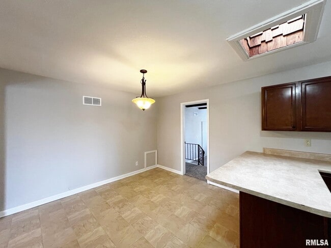 Building Photo - 2109 N Windermere Ave