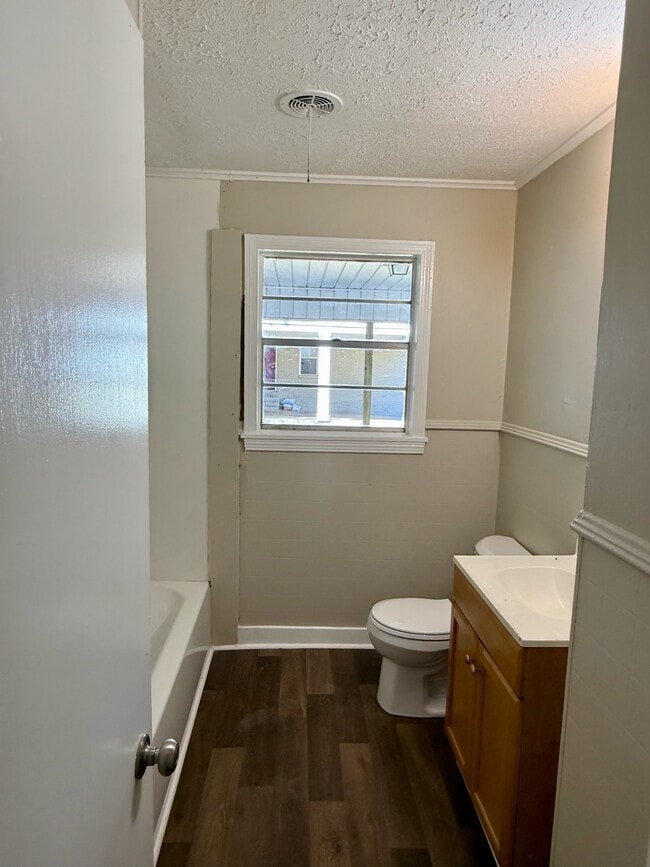 Building Photo - 207 Lakeview Dr