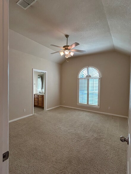 Building Photo - 6911 Pinecrest Ave