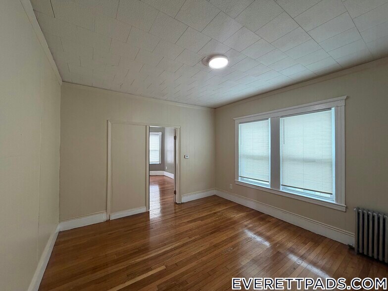 Building Photo - 44 School St