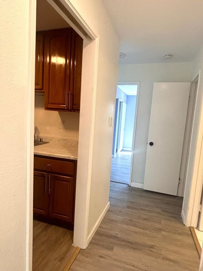 Building Photo - Redwood City Apartments Unit 5