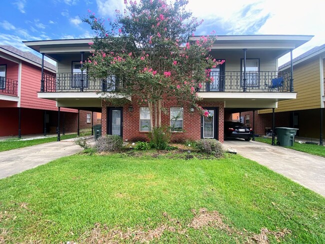 Building Photo - 2-Bed, 2.5-Bath Townhouse Near McNeese State University