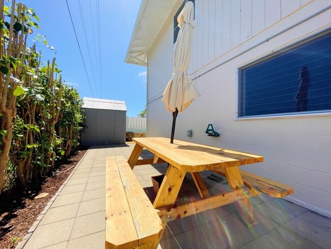 Building Photo - Dog Friendly 2/2 Kailua Duplex with one off-street parking!