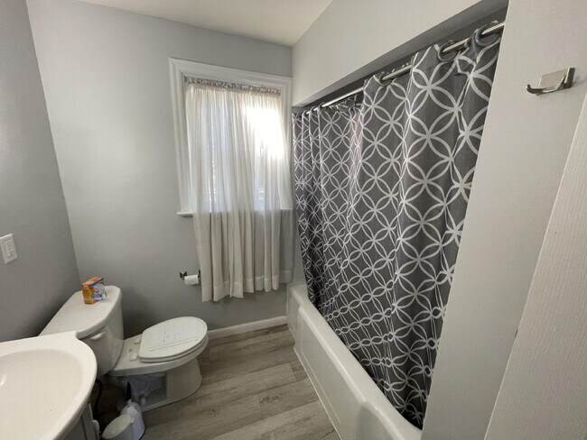 Building Photo - "Charming 3-Bed Home with Finished Basemen...