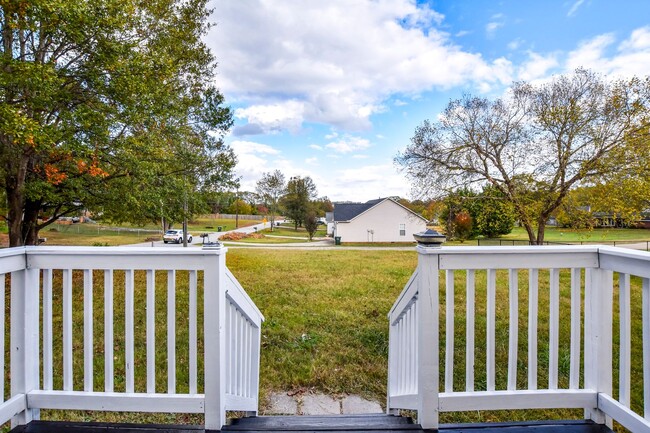 Building Photo - Huge 4 Bedroom Home with attached garage!