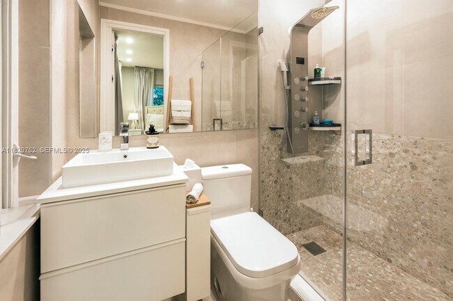 Building Photo - 1535 Robbia Ave