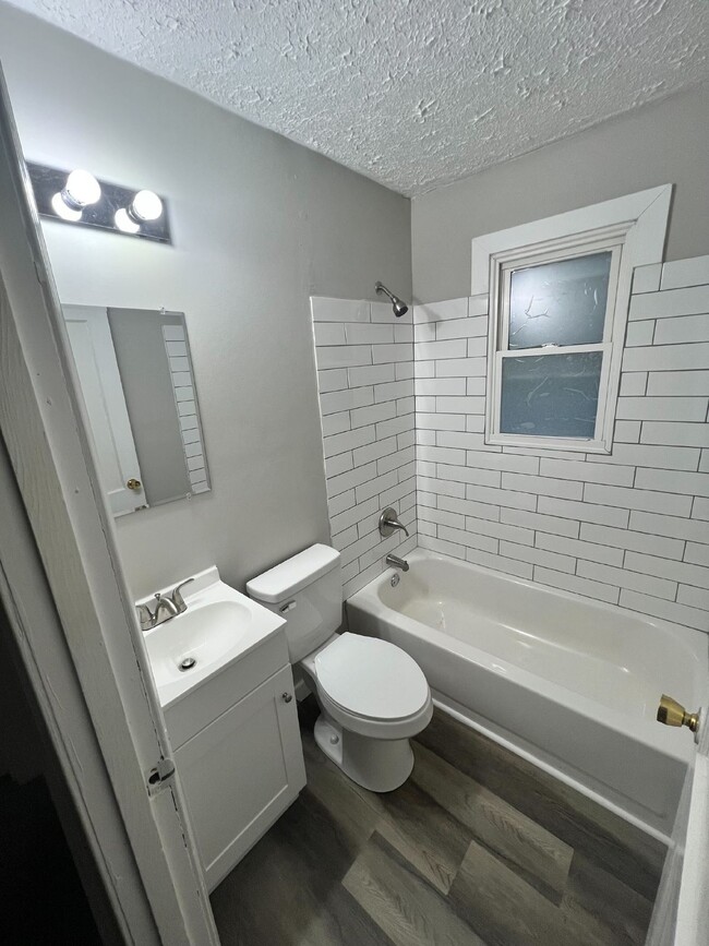 Building Photo - Newly Remodeled Cozy 2-Bedroom Home in Lou...