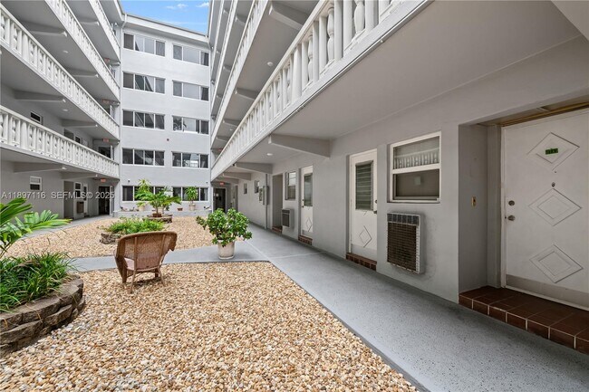 Building Photo - 329 SE 3rd St