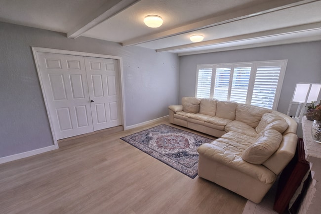 Building Photo - Sharp 4 Bedroom 2 Bath Great Neighborhood in Pleasanton