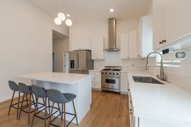 Building Photo - Warm & Inviting Hawthorne Home!