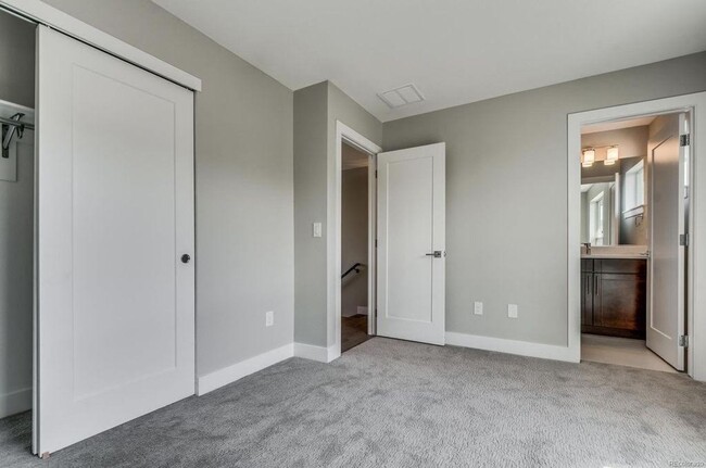 Building Photo - Luxurious End-Unit Modern Townhome at 5360...