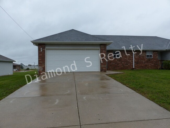 Building Photo - Spacious 2 Bedroom Duplex in Nixa!