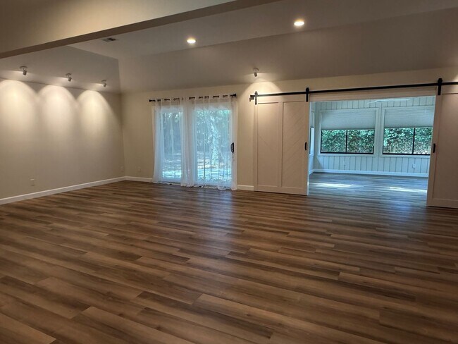 Building Photo - Stunning Remodeled One-Story Home - Port Royal Plantation
