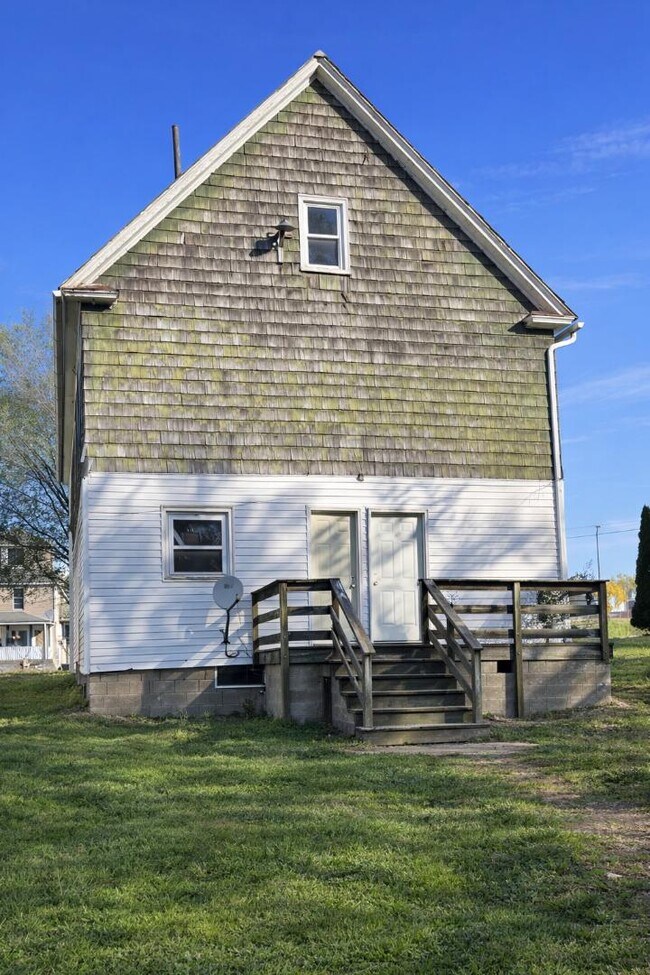 Building Photo - 818 Broad St