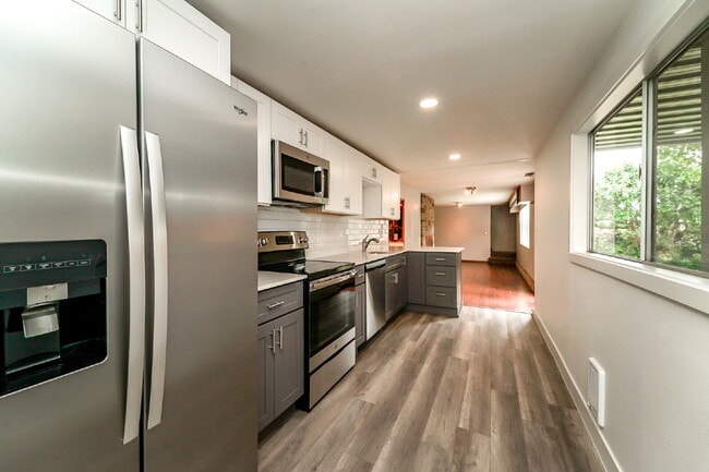 Building Photo - Cozy Unit available!