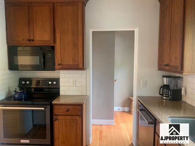 Building Photo - Charming 3/2 near McKennan Park