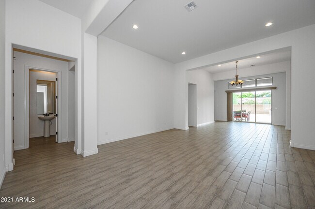 Building Photo - 941 E Lowell Ave