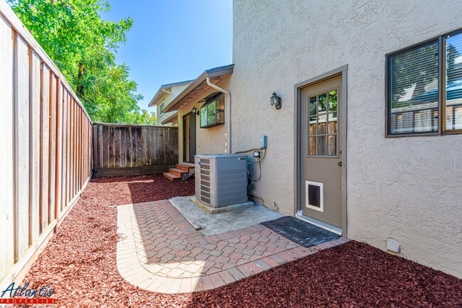 Building Photo - Beautiful Townhouse | Remodeled | Private ...