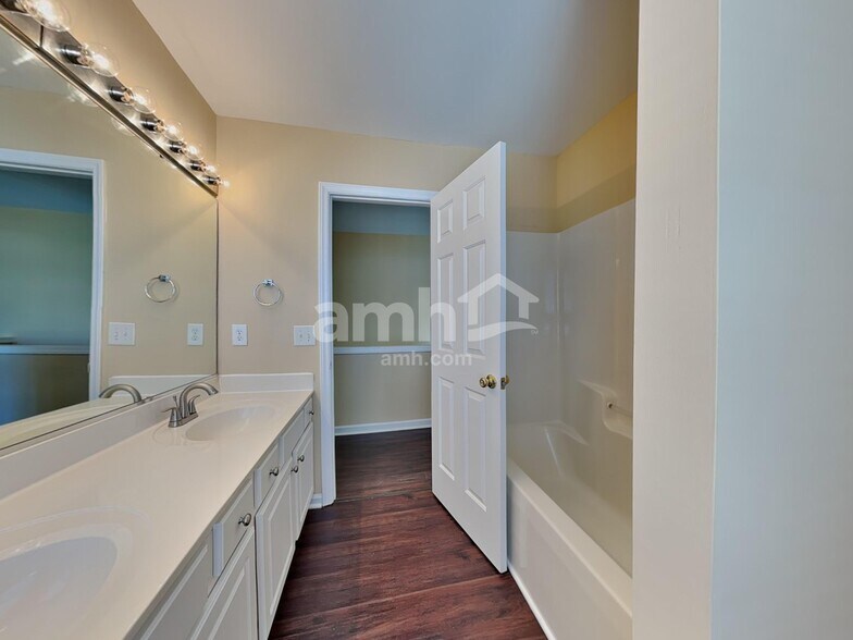 Building Photo - 1432 Cantwell Ct