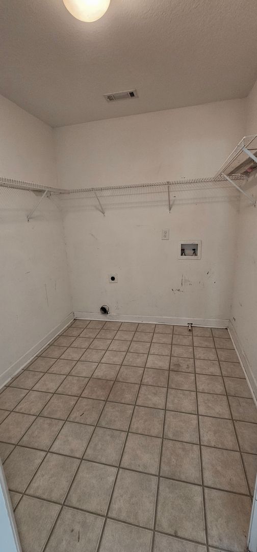 Building Photo - Commanding Curb Appeal, Conveniently Place