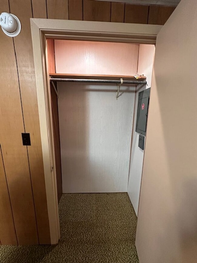 Building Photo - Maryville 37803 - 5 bedroom, 3 bath home - Contact Karen Robertson (865) 454-7626