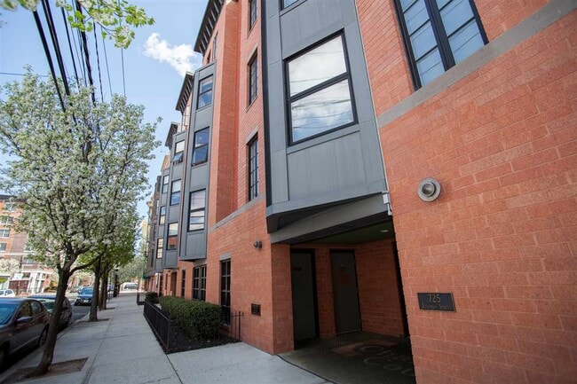 Building Photo - 725 Jefferson St