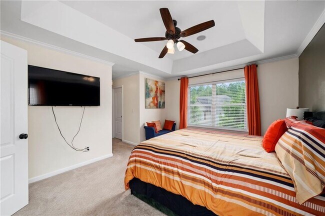 Building Photo - 5227 Whiteoak Ave