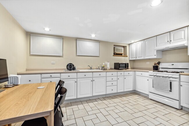 Building Photo - 403 S Hough St