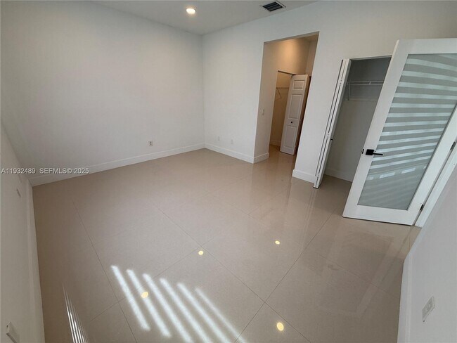 Building Photo - 107 SE 22nd Terrace