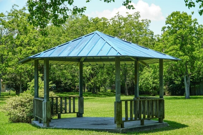 Building Photo - 108 Bay Oaks Dr